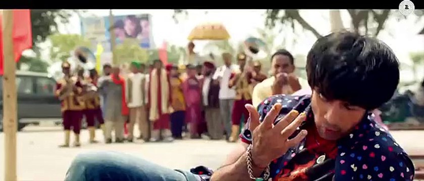 Desi Girl!! Guddu Rangeela (title Track) - Guddu Rangeela Arshad Warsi Amit Sadh Aditi Rao Hydari-40