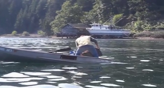 Il fait une grossière erreur sur son bateau de pêche ...