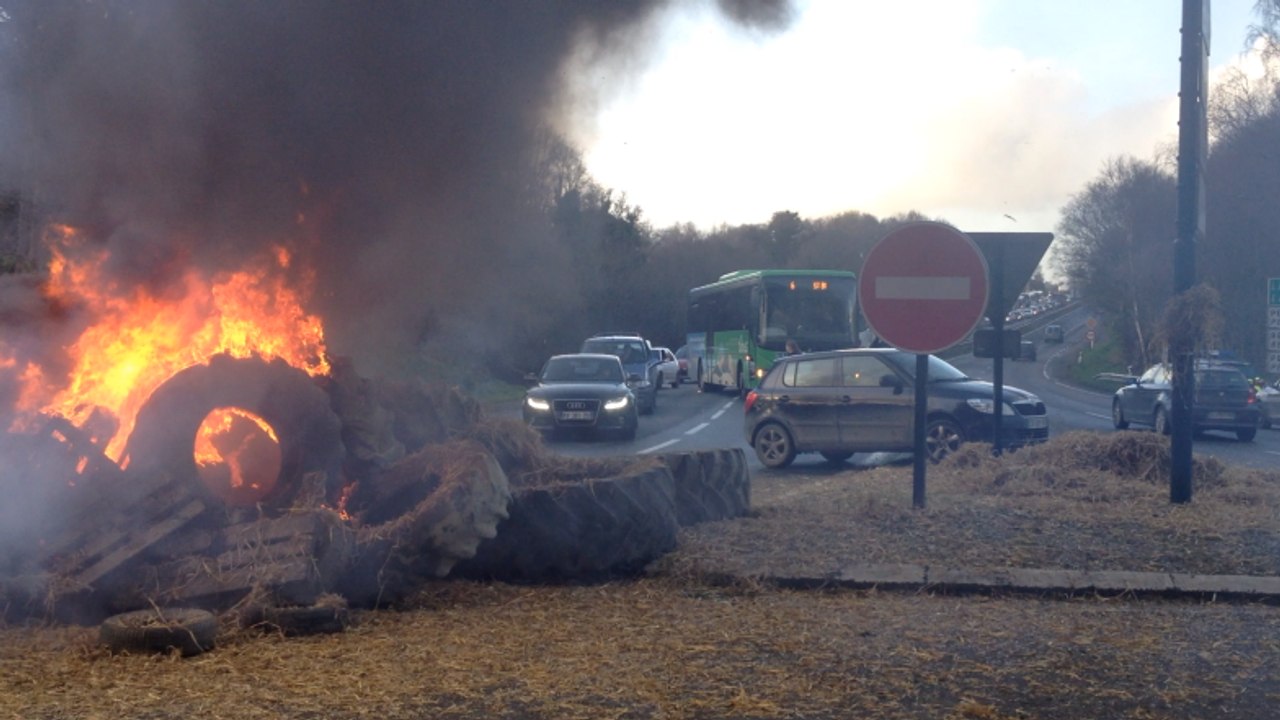 Le feu au rond-point de Kernilien