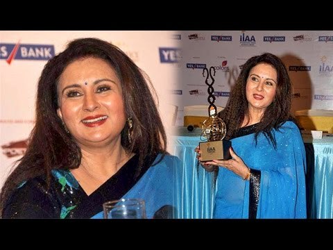 Poonam Dhillon During The International Indian Achievers Awards Trophy | Latest Bollywood News
