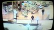 #Texting Girl falls into fountain while texting -GuiasLocal.com