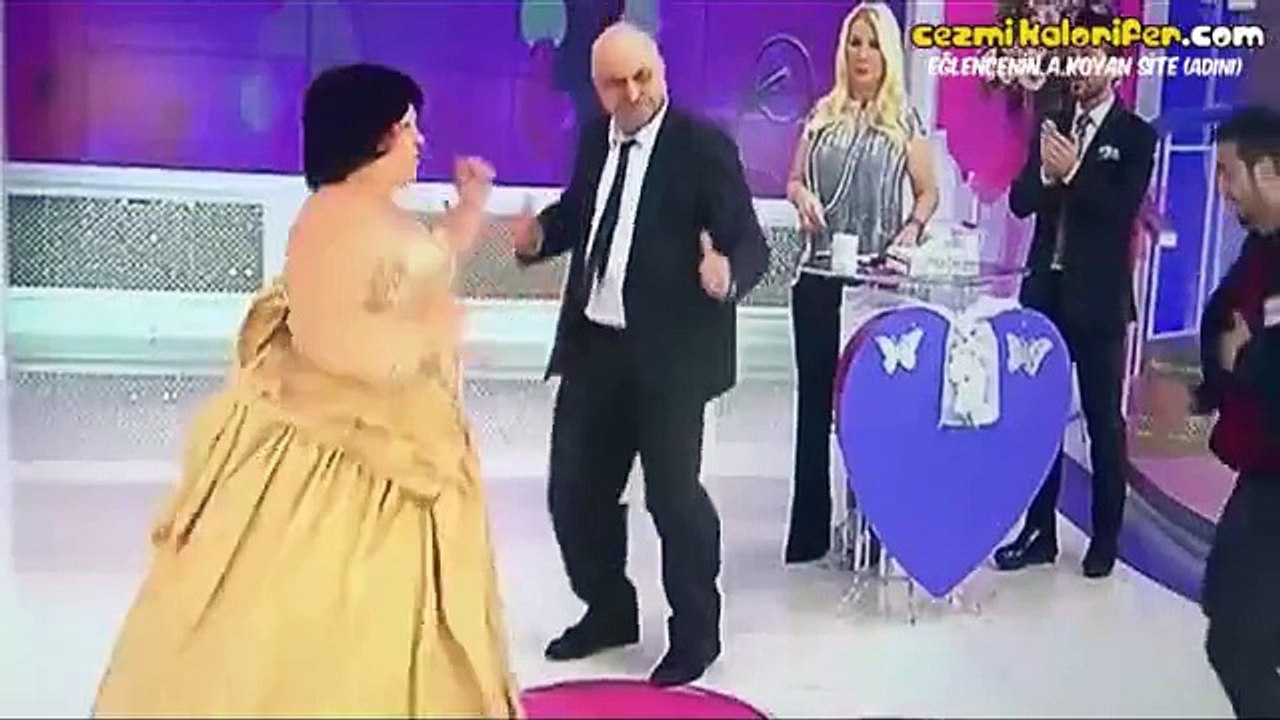 Seda Sayan'ın Ben Ne Yaptım Bakışları Arasında Nişanlı Çiftin Apaçi Dansı