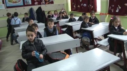 Bakan Öğrencilere Karne Dağıttı