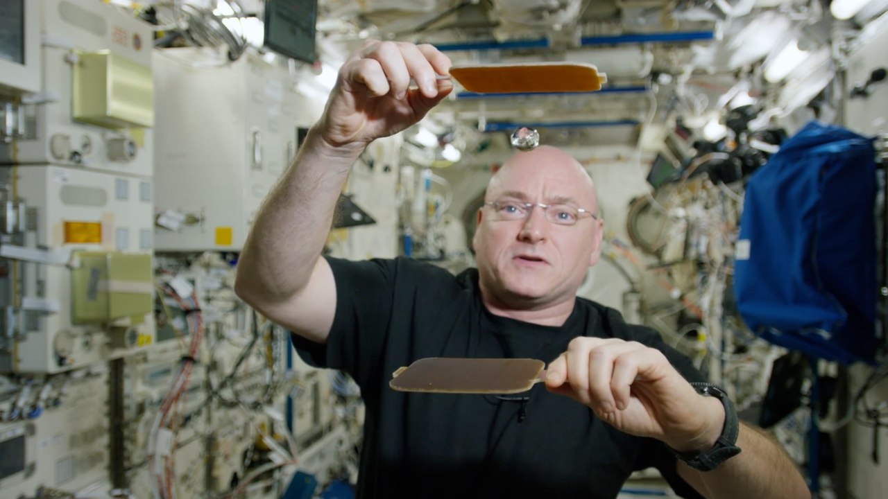 Un astronaute joue au ping pong avec une goutte d'eau - La Semaine geek