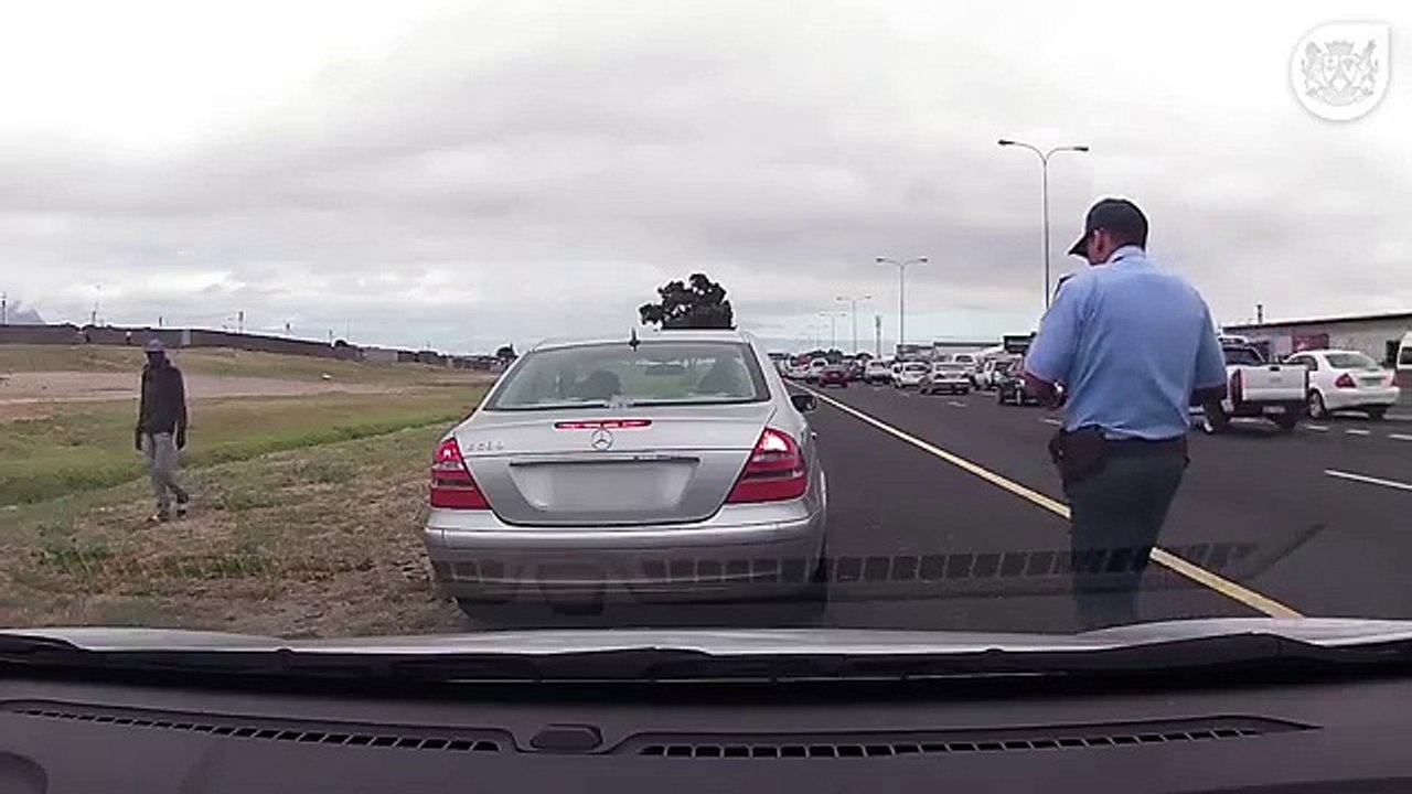 un homme tire sur un policier mais continue à dresser une contravention