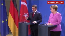 Davutoğlu ve Merkel Ortak Basın Toplantısı Düzenledi (4)