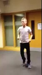 Kid nails Özil's gum trick