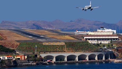 Download Video: CRAZY Crosswind Landings At Madeira Funchal Airport Portugal - Aircraft Landing Aborts Bad Landings Big Planes