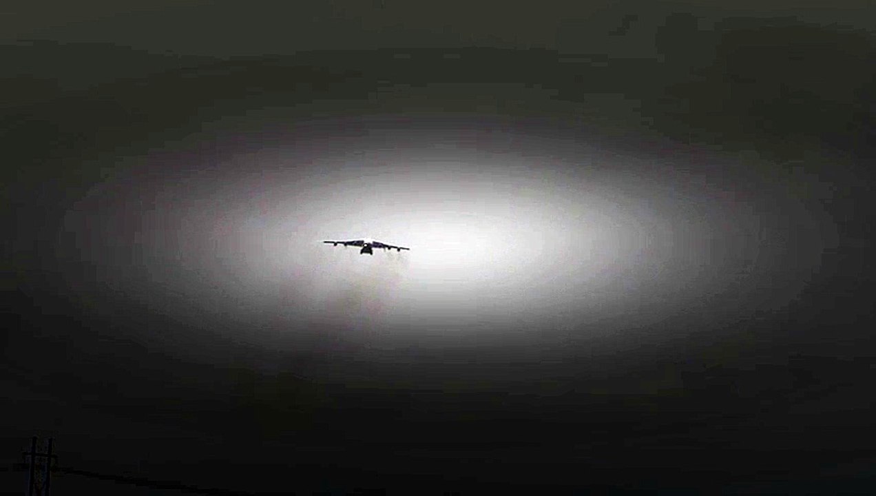 Largest Flying Aircraft Antonov An-22Crosswind Landing!!!  Video Arts