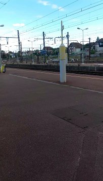 Passage de la BB22218 de la PAC, tractant une MI79, vers Montargis, dans la gare de Moret Veneux Les Sablons