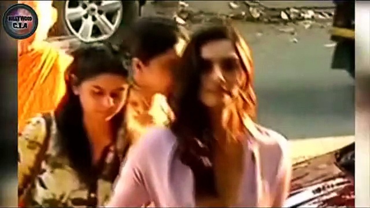 Bollywood's Oops Moments - Deepika Padukone, Alia Bhatt & MORE!
