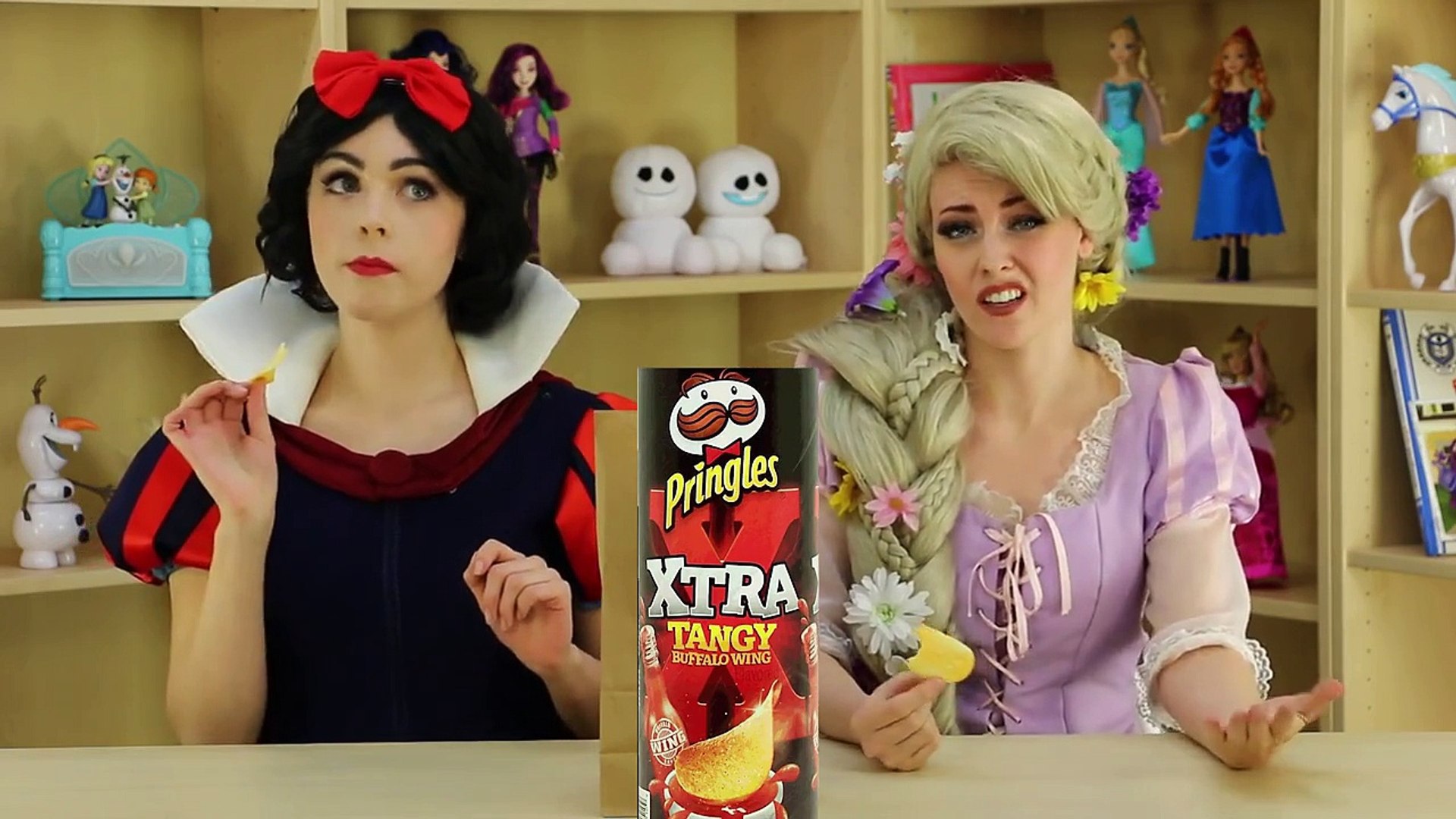 Rapunzel vs Snow White Pringles Challenge. DisneyToysFan - video Dailymotion