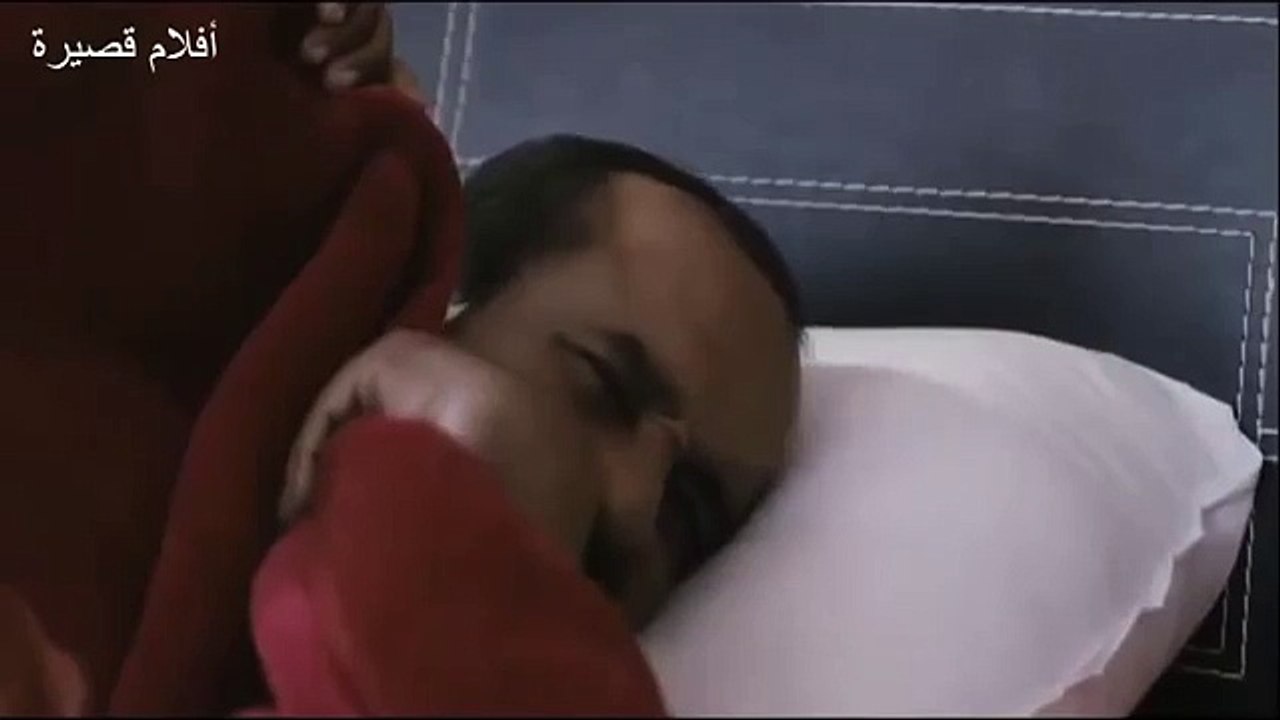 امرأة تغير ملابسها أمام رجل دون علمها بوجوده داخل البيت