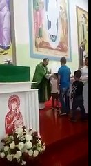 Vea lo que le hace este sacerdote a estos niños