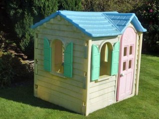 Zeljela je da baci staru kucicu svoje djece. Ali, umjesto toga, danas je na nju ljubomoran cijeli komsiluk!