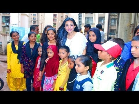 Amrita Rao Turns Teacher for NGO Kids Of 'Pratham'