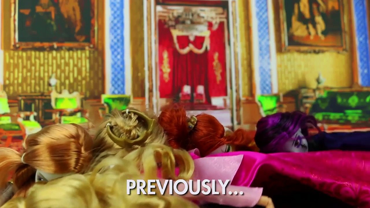 Frozen Elsa saves Zombie Mal after Mal Bites Disney Zombie Princesses. DisneyToysFan