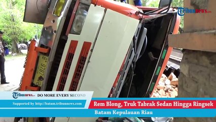 Truk Pengangkut Besi Terguling Timpa Sedan hingga Ringsek