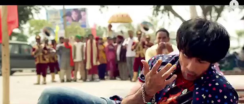 Desi Girl!! Guddu Rangeela (title Track) - Guddu Rangeela Arshad Warsi Amit Sadh Aditi Rao Hydari-40