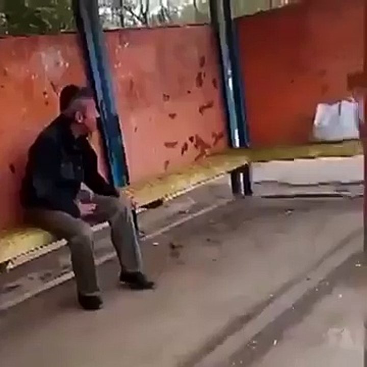 Düşene bir tekme daha vuran çılgın teyze.