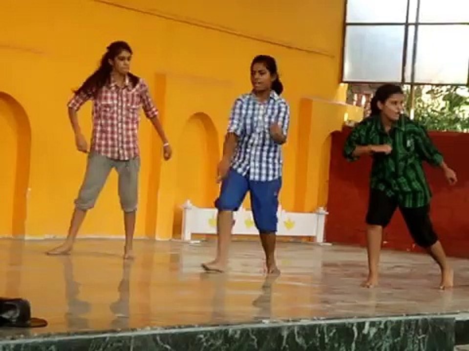 Students perform "Lungi Dance" on Teacher's Day