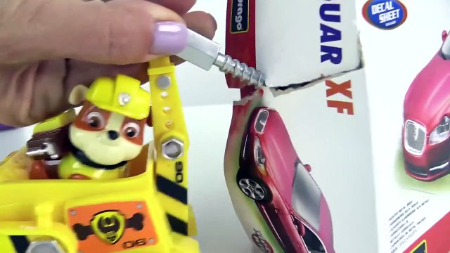 Çizgi Film Paw Patrol Rubble ve Chase Jaguar XF araba yapıyor