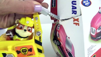 Çizgi Film Paw Patrol Rubble ve Chase Jaguar XF araba yapıyor