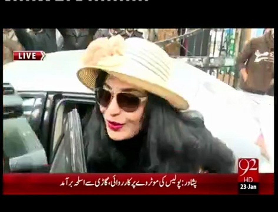 Meera applying perfume before entering inside court - VIDEO - Npmake