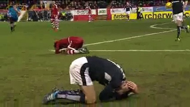 Holt suffers double face injury after nasty clash - Aberdeen vs Dundee 1-0 All Goals & Highlights 23-1-2016
