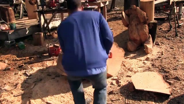 Il sculpte un crabe royal incroyablement réaliste dans un bloc de bois