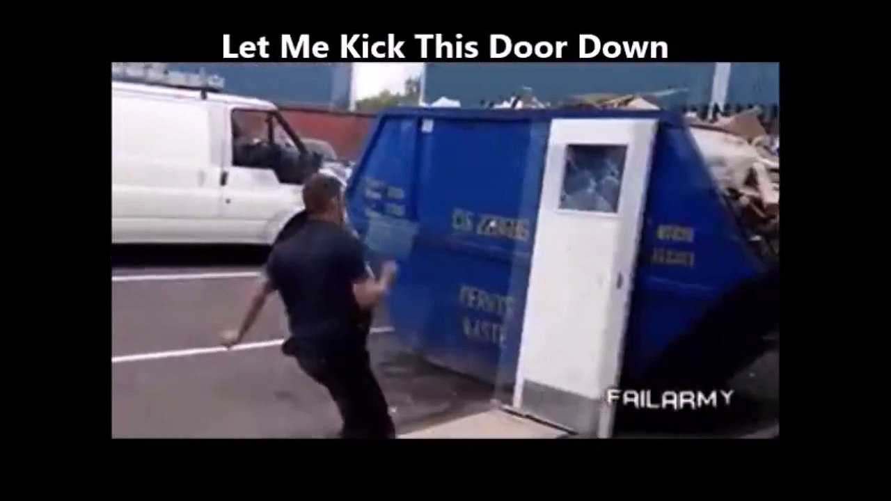 Il veut casser la porte mais c'est la porte qui va le casser