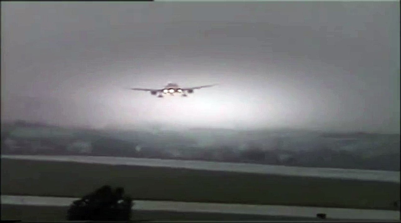 TAP Airlines Airbus A32Severe Crosswind Landing Near Crash  Video Arts