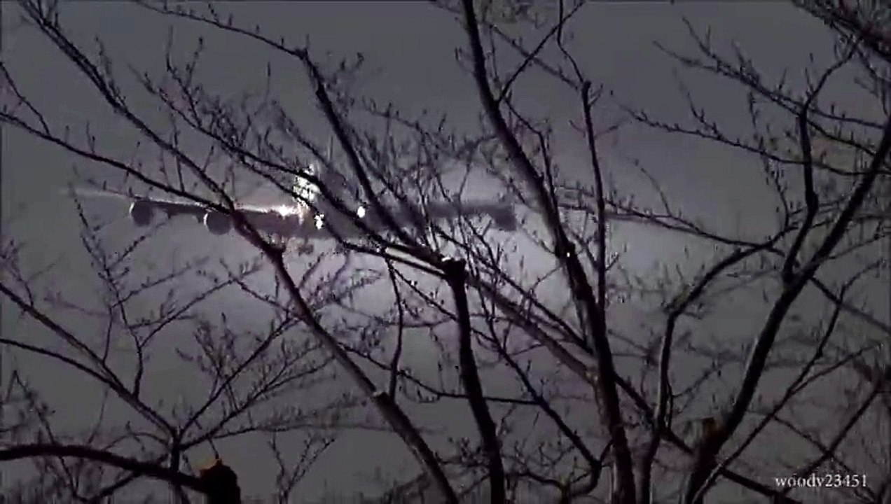 Strong Crosswind Landing!!Thai Airways Airbus A38Narit Airport RWY16R  Video Arts