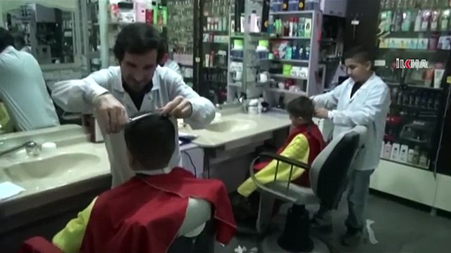 Kızıltepeli kuaför başarılı öğrencileri bedava tıraş etti MARDİN