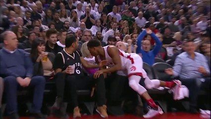 Un basketteur embrasse une fan pendant le match de basket