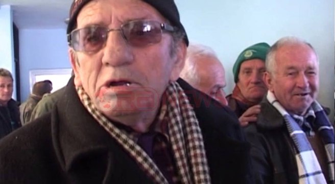 Dyndje të qytetarëve në Elbasan dhe Lushnje për kartën e shëndetit- Ora News- Lajmi i fundit-