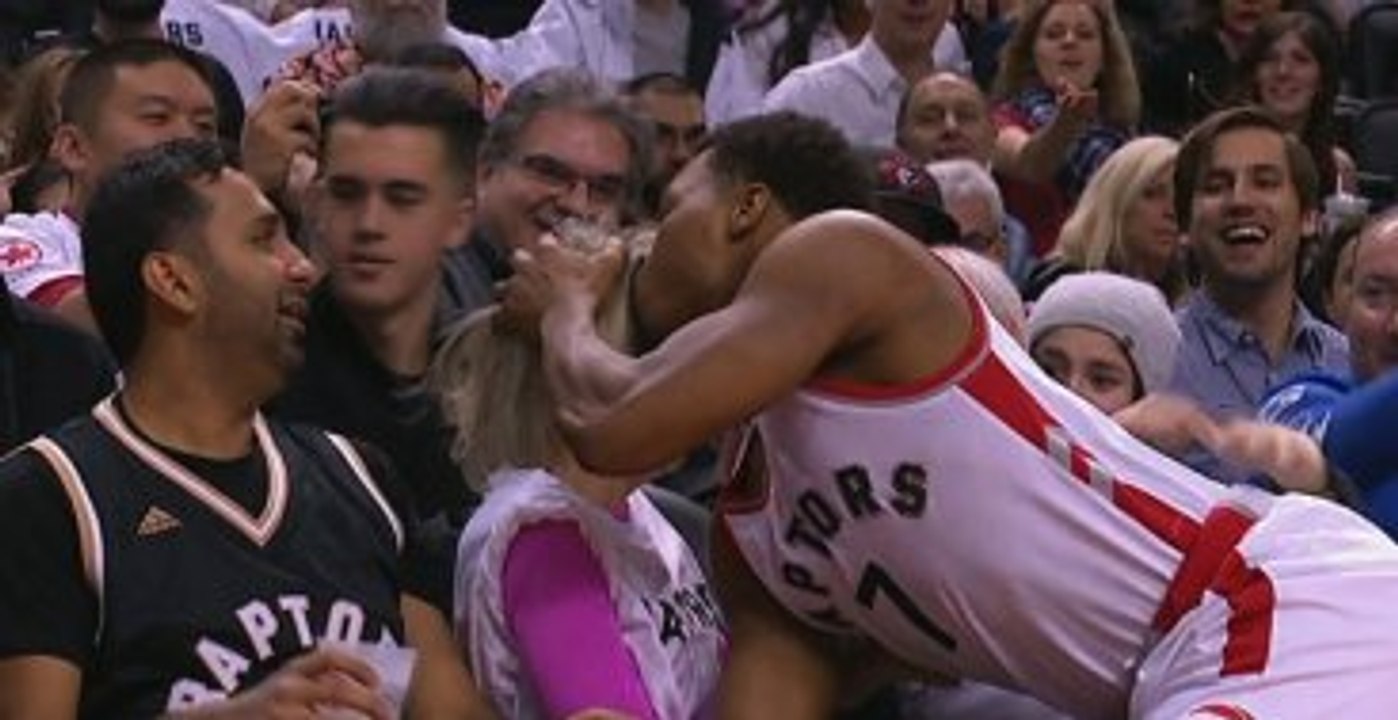 Kadın Taraftarın Üzerine Düştü, Başından Öpüp Gönlünü Aldı