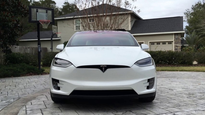 La voiture Tesla Model X P90D vient du futur