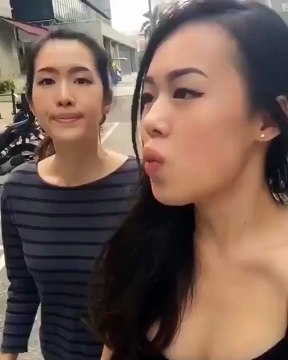 Polis Sireni Sesi Çıkaran Kızlar