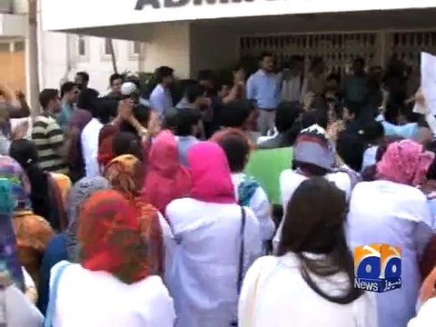 Young doctors protest over non-payment of salaries at Karachi's Jinnah Hospital