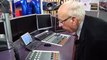 Mede-oprichter RTV Noord (90) kijkt ogen uit in studio - RTV Noord