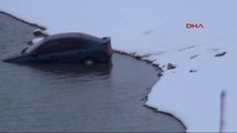 Çorum - Buzlu Yolda Kayan Otomobil Baraja Düştü