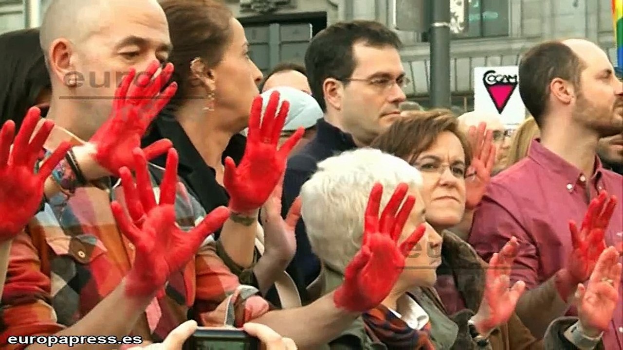 Concentración contra las agresiones homófobas