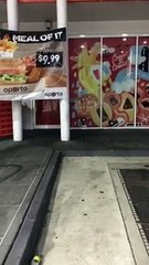 Deux garçons tentent d'arrêter des voleurs dans une station service