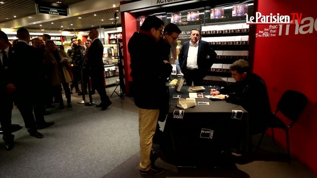 Manuel Valls dédicace son livre dans « sa » ville d'Evry .