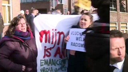 GSTV. Jan Roos test de PVV 'verzetspray'