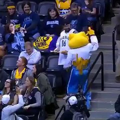 Torcedor sofre com brincadeira de mascote na NBA