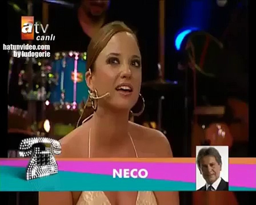 Ayşe Özyılmazel Derin Dekolte Göğüs Bacak Frikikler HD