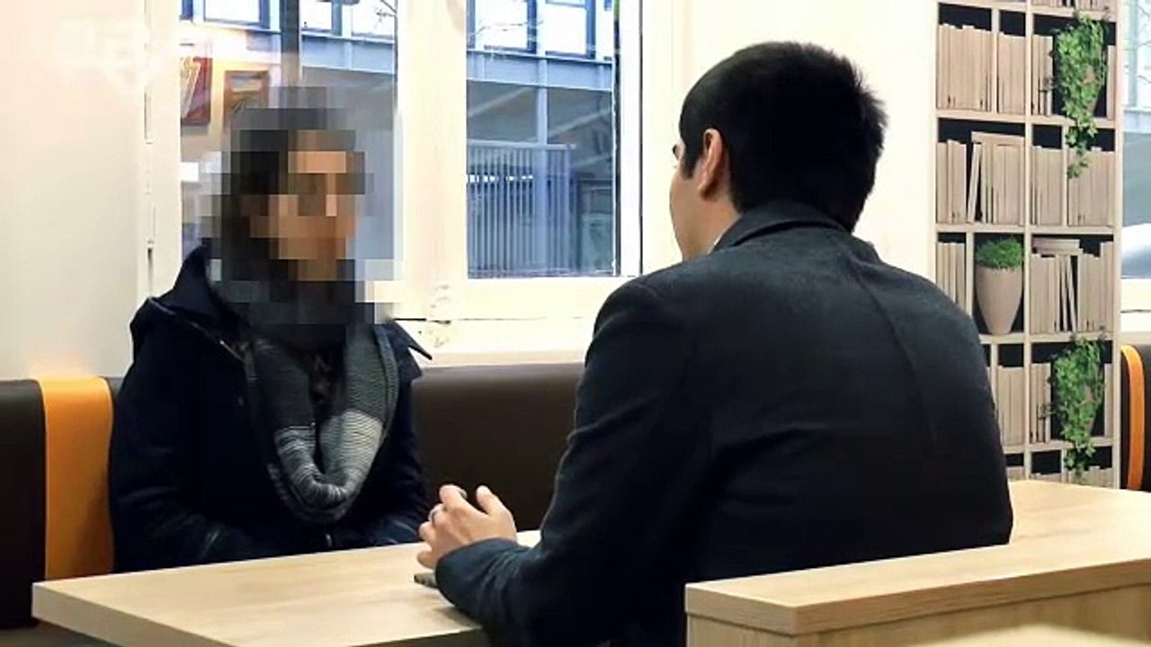 Camera cachée: il propose à des femmes des gros salaires pour le satisfaire au bureau..