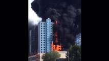 Espectacular incendio provocado de un rascacielos en China